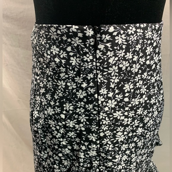 Ditsy Floral Ruffle Trim Knot Side Skirt - Picture 8 of 8